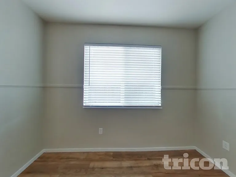 902 Emily St — Photo 12