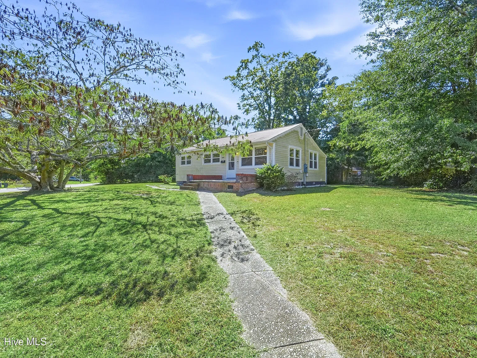 3 bed, 1.0 bath, 950 sqft, $1,500 — Photo 2
