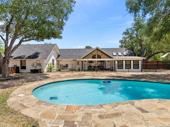 1616 Continental Dr W, Pleasanton, TX 78064