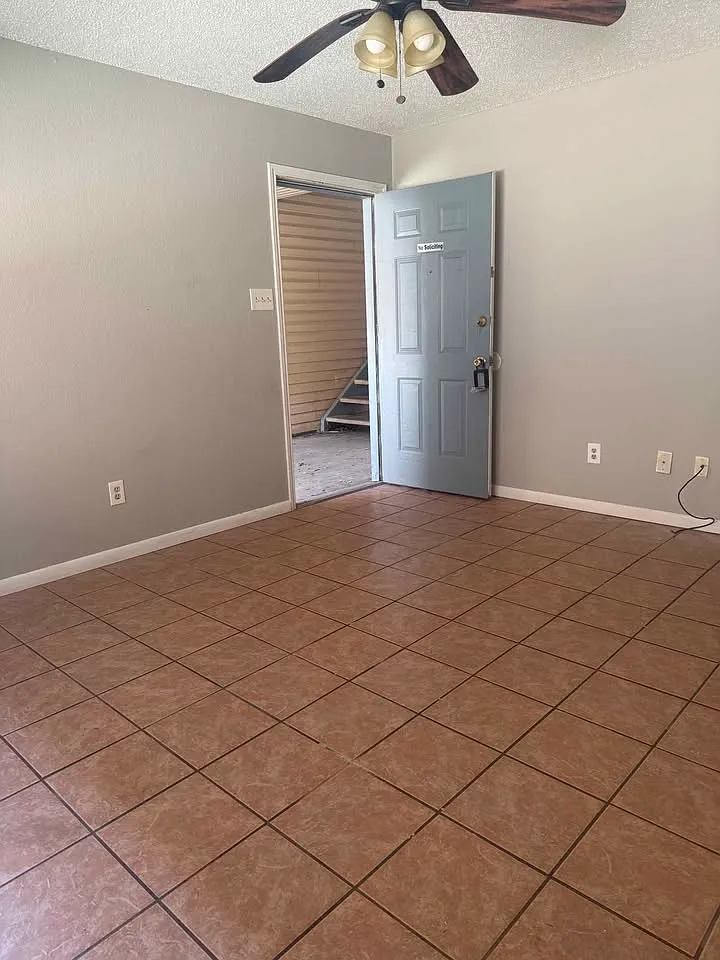 2 bed, 720 sqft, $800 — Photo 3