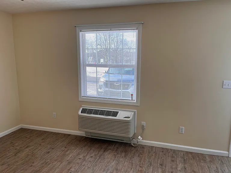 100 Lisa Dr #11 — Photo 3