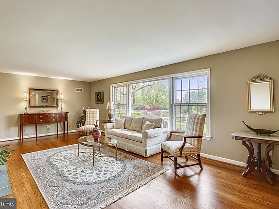 3rd image of 9829 Kentsdale Dr