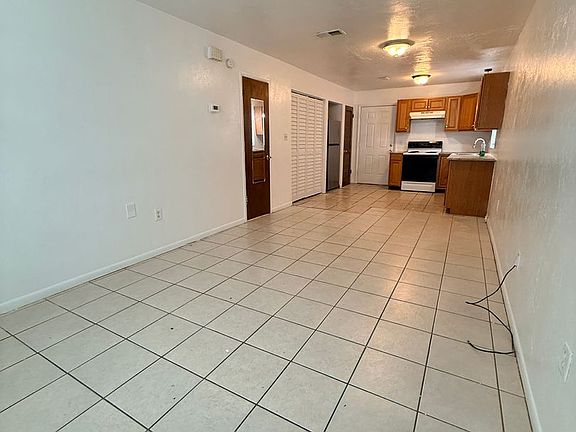3rd image of 2614 SW 31st Pl #B