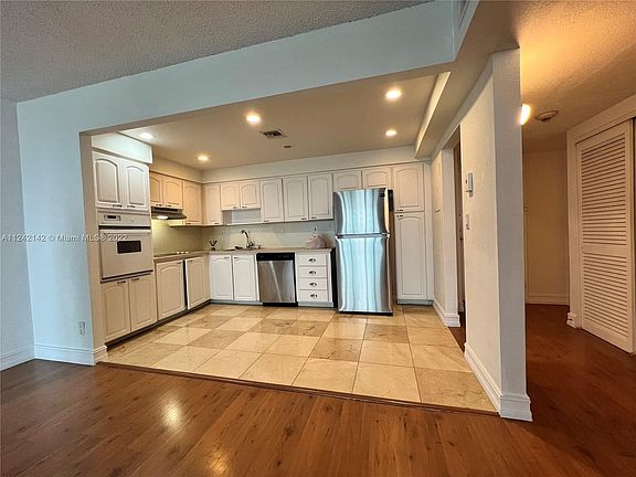 5th image of 19390 Collins Ave APT 322