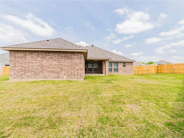 305 Jasmine Ct — Photo 17