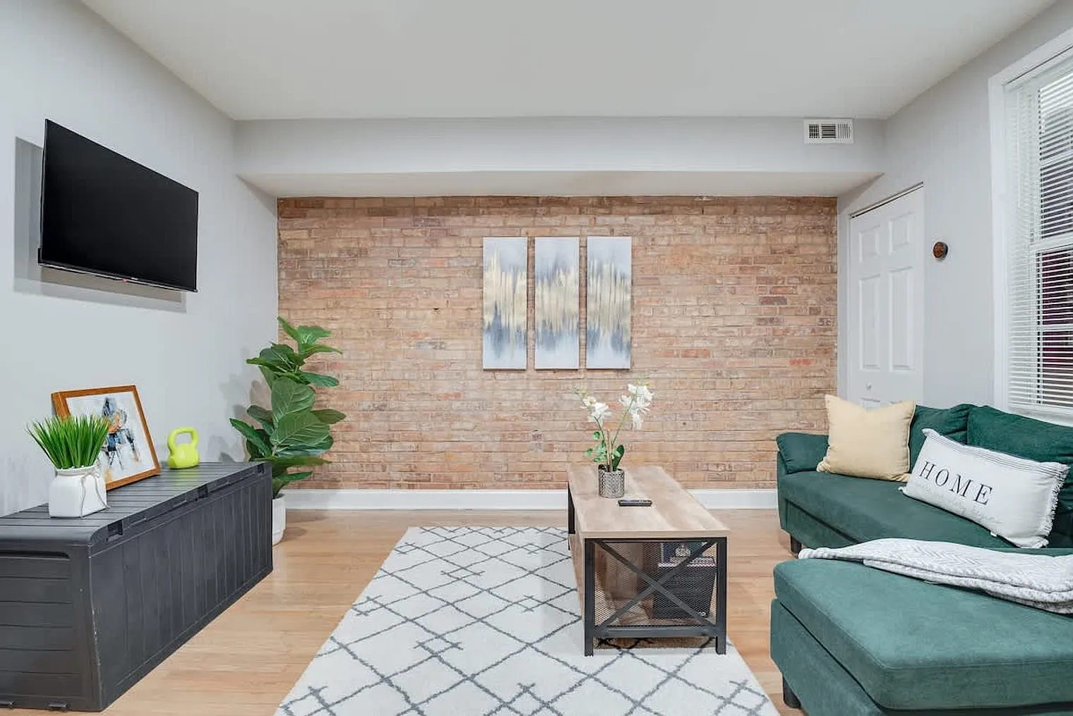 2 bed, 1.0 bath, 893 sqft, $3,827 — Photo 3