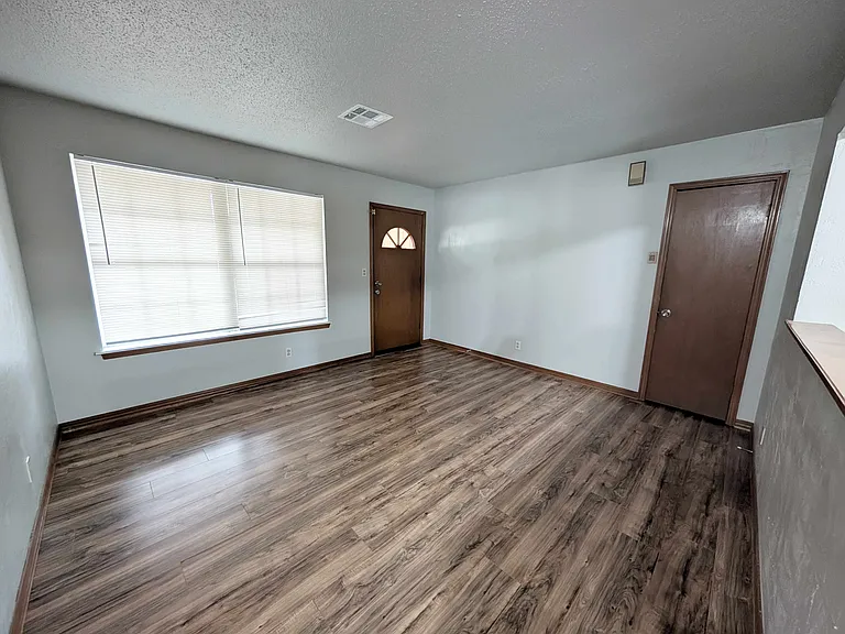 1915 S Jensen Ave — Photo 2