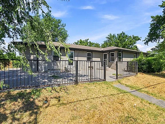 3 bed, $1,600 — Photo 3