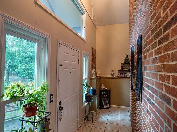 5th image of 10 Danbury Ln
