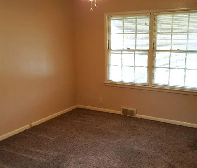4709 N Virginia Ave — Photo 10