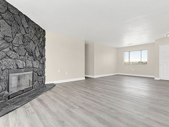 5th image of 16623 Manning St