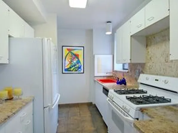 301 East 52nd Street image 1 of 6