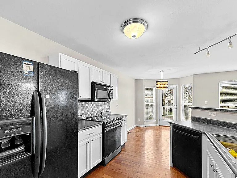 301 Northshore Ct — Photo 16