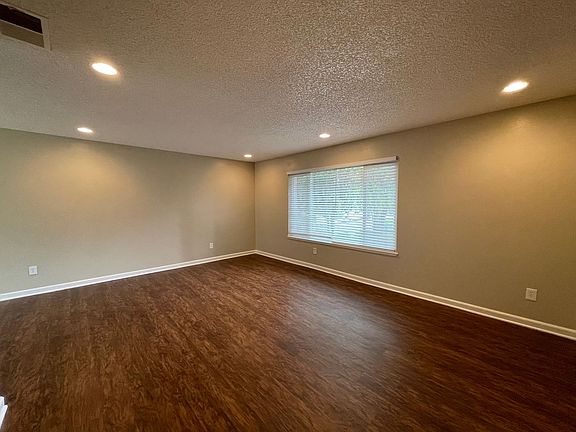 3rd image of 8208 Bonnie Oak Way