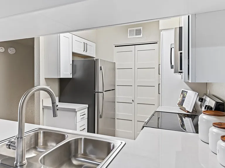 Villa Montana Apartments — Photo 12