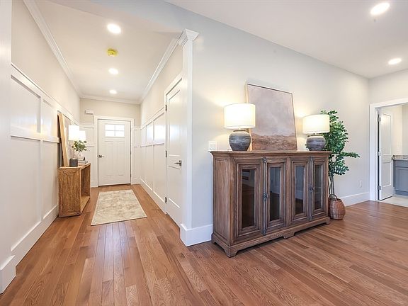 5th image of 55 Thomas Mann Cir Unit 32