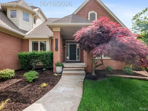 1902 Grayslake Dr, Rochester Hills, MI 48306