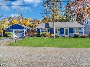 28 Sunset Rd, Newfoundland, NJ 07435