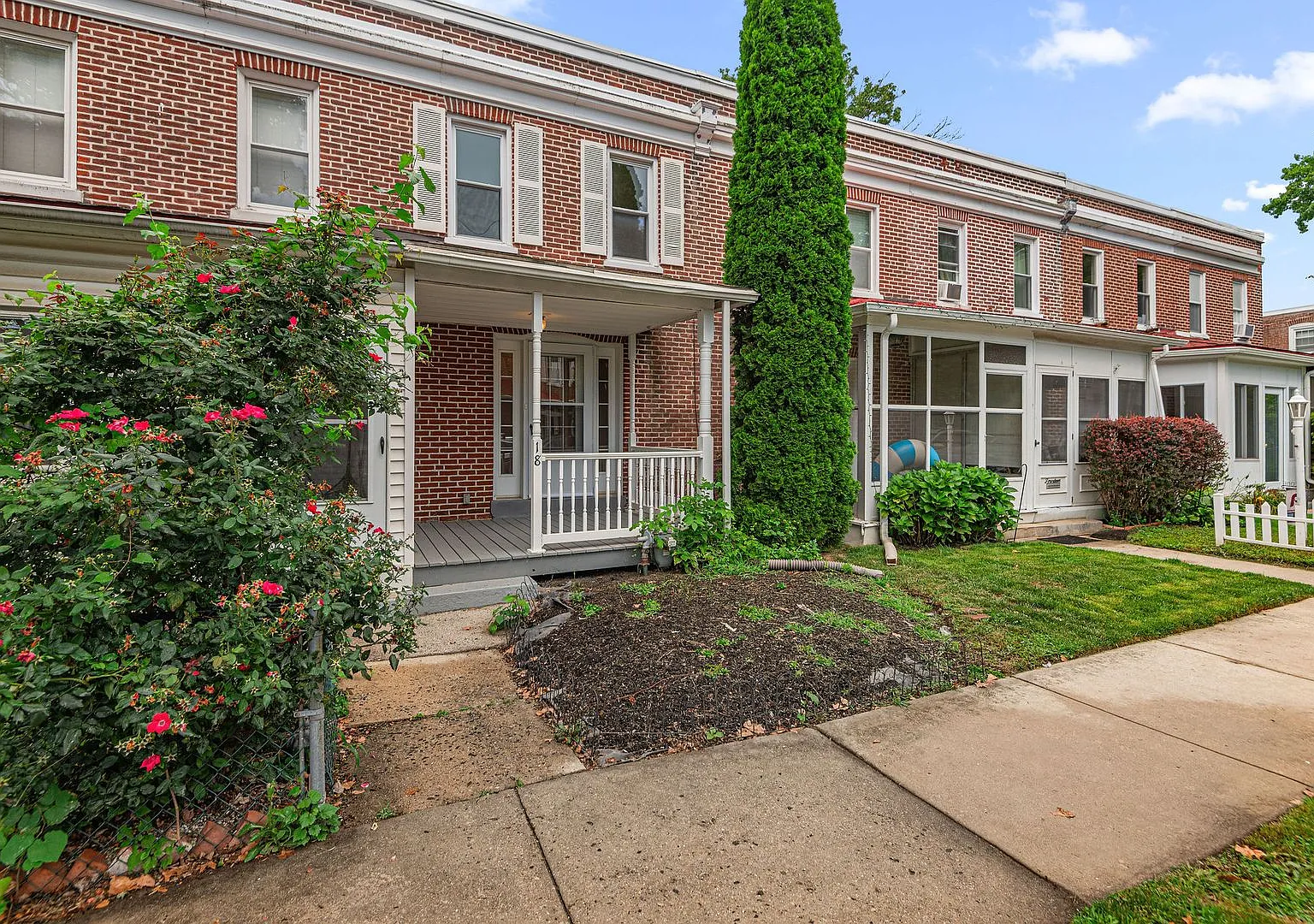 First Month Rent Free** Renovated Row Home (New Kitchen/Floors & Paint) Located In Rose Tree Medi... — Photo 1