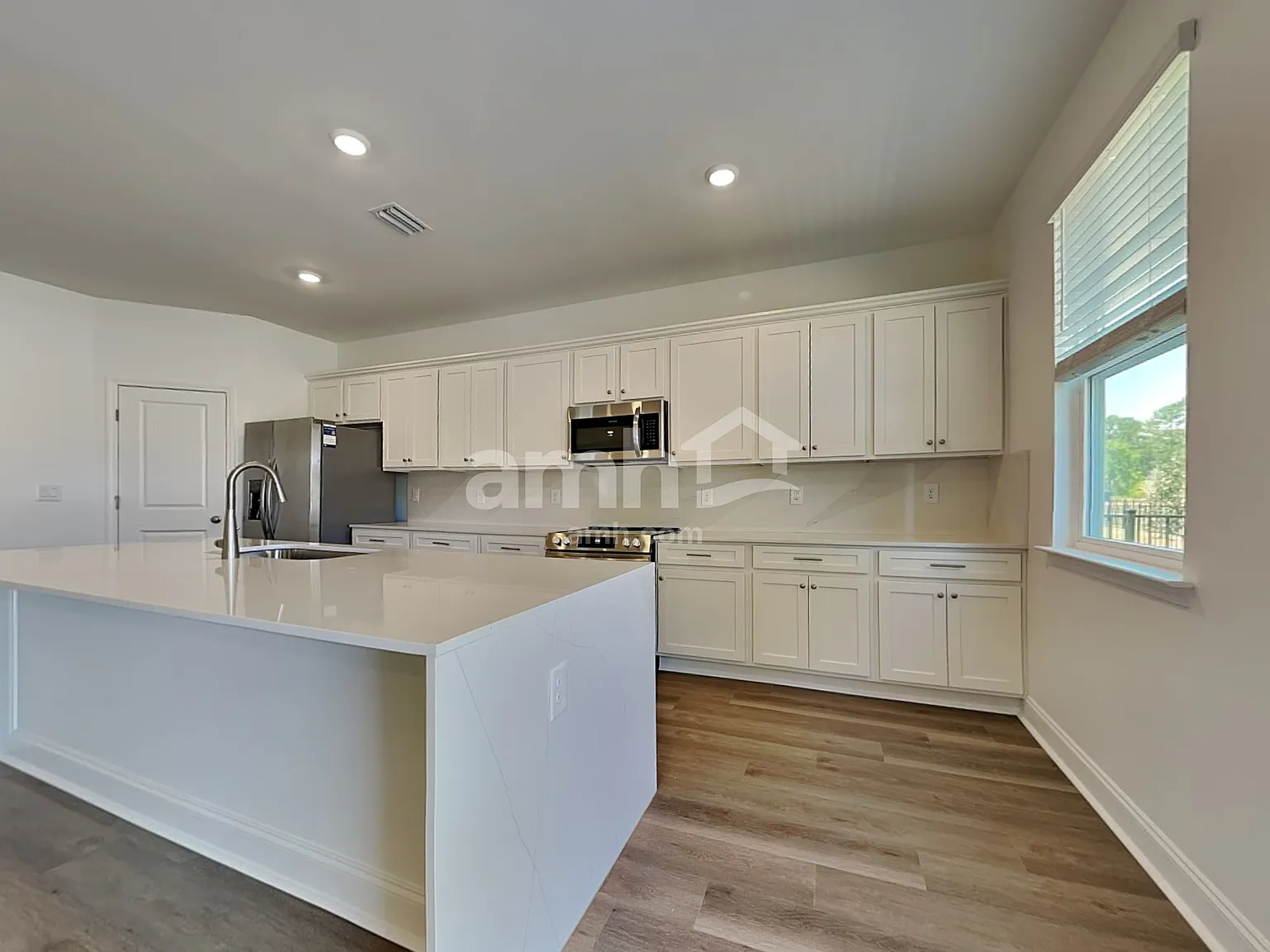5 bed, 3.5 bath, 2440 sqft, $2,915 — Photo 4