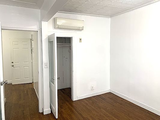 4th image of 50-12 Vernon Blvd #3