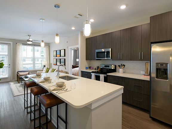 3rd image of 800 Galleria Dr #606