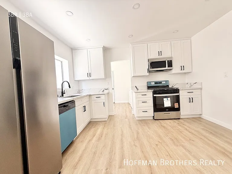 334 N Gardner St — Photo 2