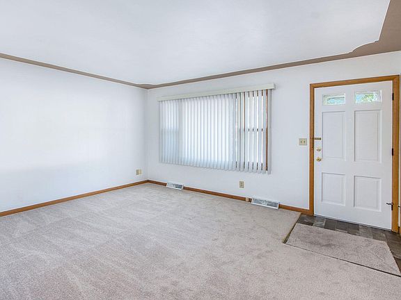3rd image of 210 McKinley Ave N
