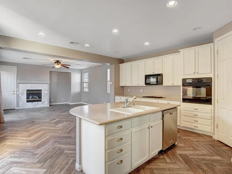 2349 Brooklyn Bridge St — Photo 36