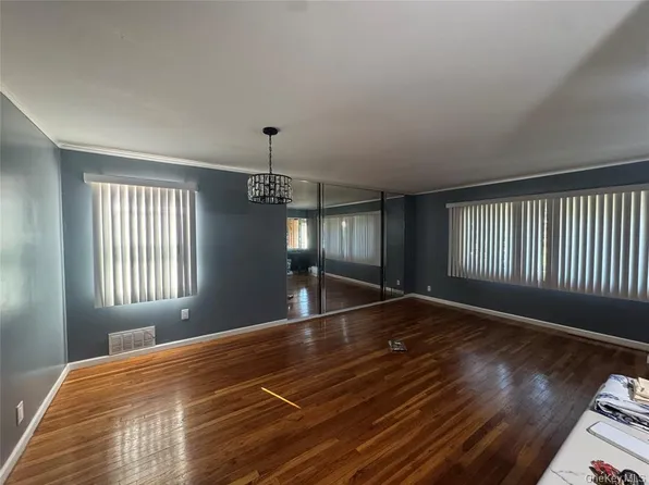22518 S Conduit Ave, Springfield Gardens, NY 11413