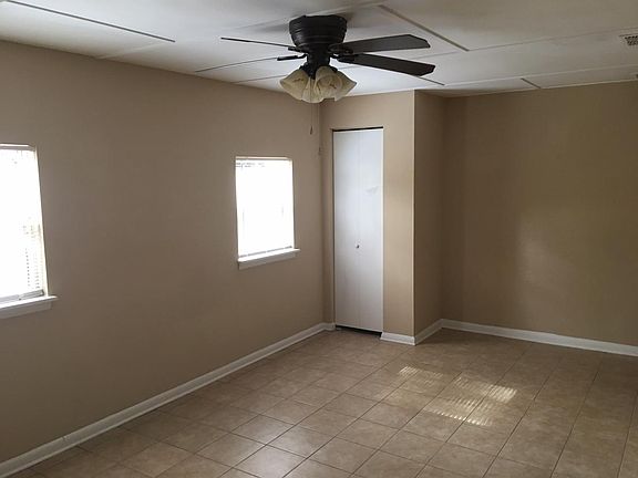 4th image of 221 Canis Dr W