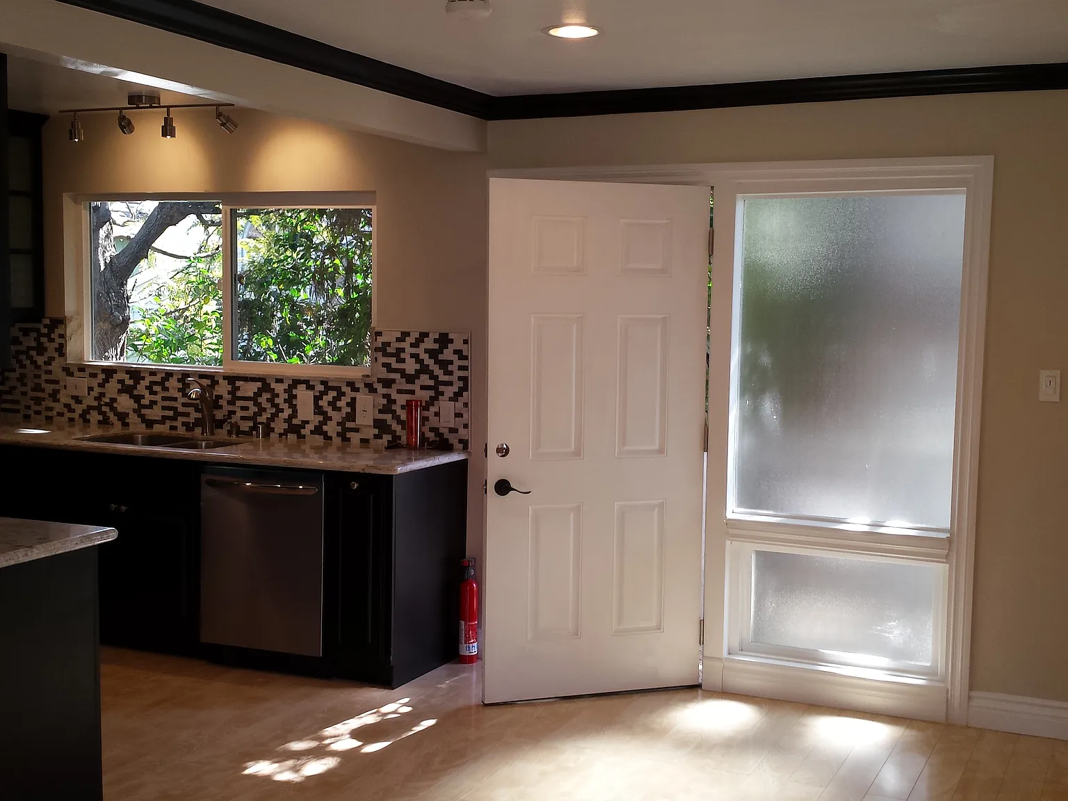 3 bed, 1200 sqft, $5,800 — Photo 2