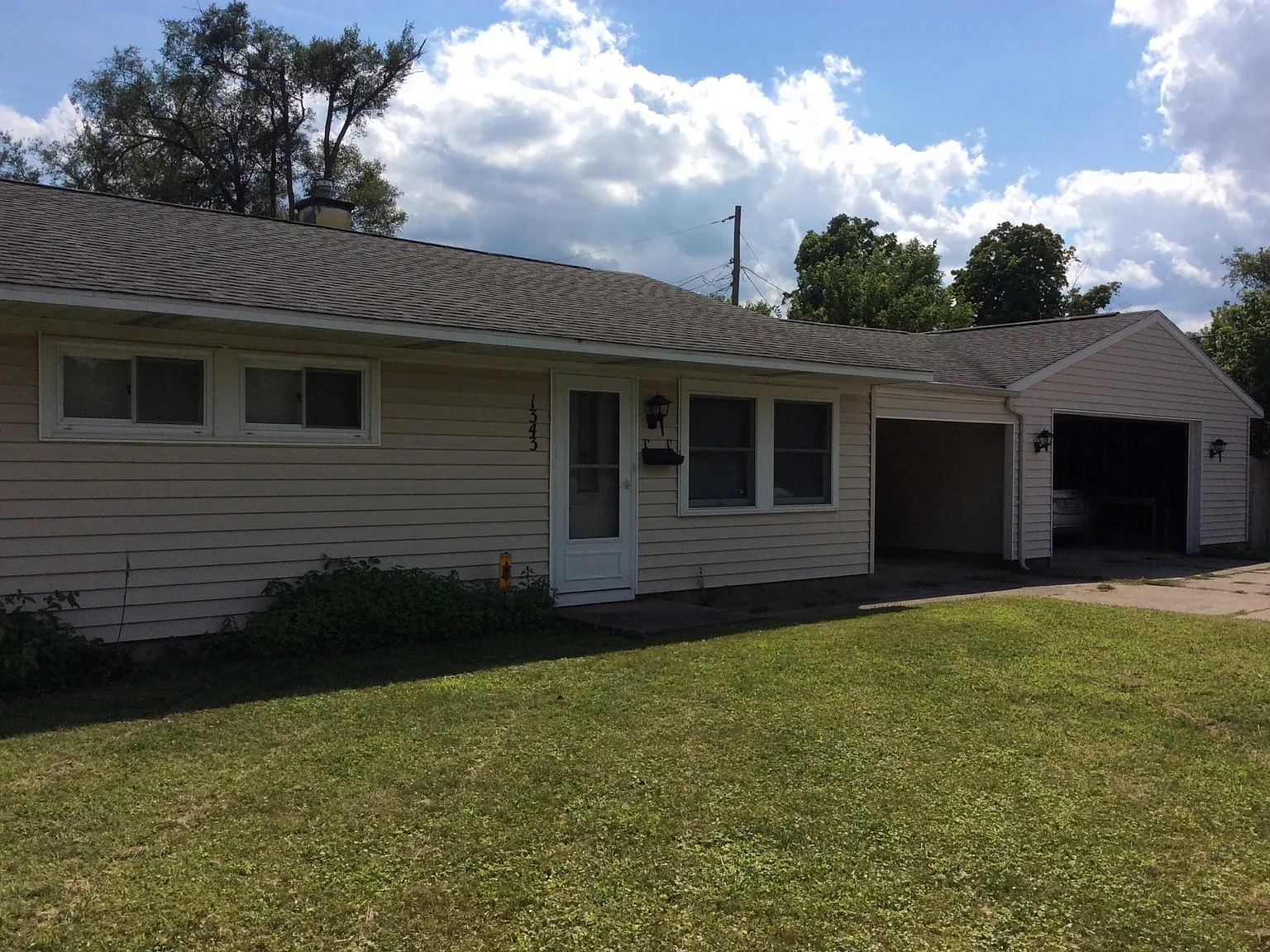 3 bed, 896 sqft, $1,700 — Photo 2
