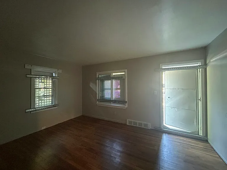 19313 Stahelin Ave — Photo 6