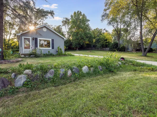 12 Meadow Ln, Oakwood Hills, IL 60013