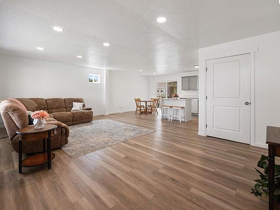 5th image of 3925 W Okanogan Ave