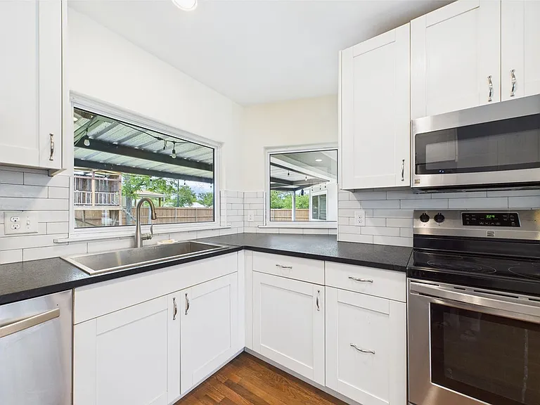 409 S Pear St — Photo 16