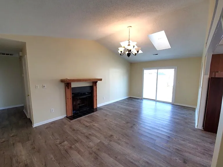 1613 Dominion Ct — Photo 3