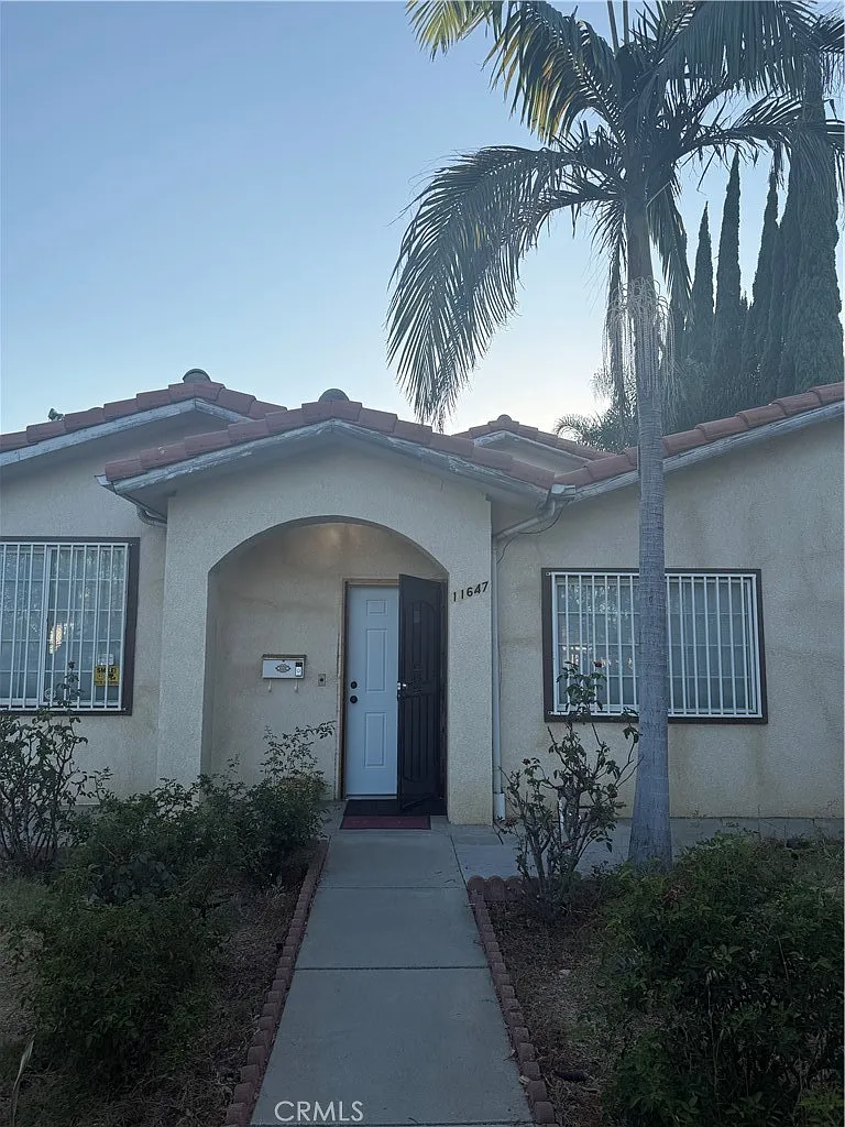 4 bed, 1929 sqft, $4,599 — Photo 1