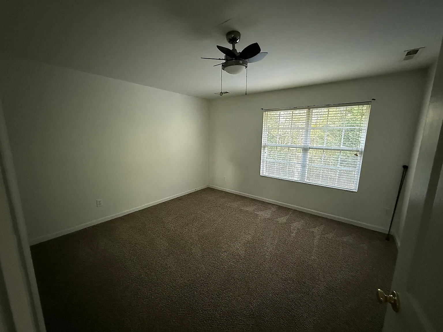 4 bed, 2400 sqft, $2,150 — Photo 3