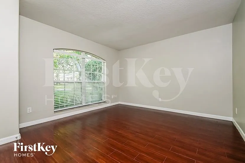4 bed, 2.0 bath, 2112 sqft, $2,790 — Photo 4