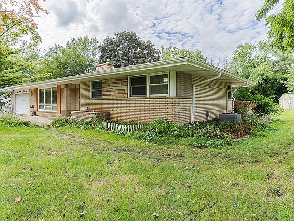 2nd image of 26815 W Nippersink Rd