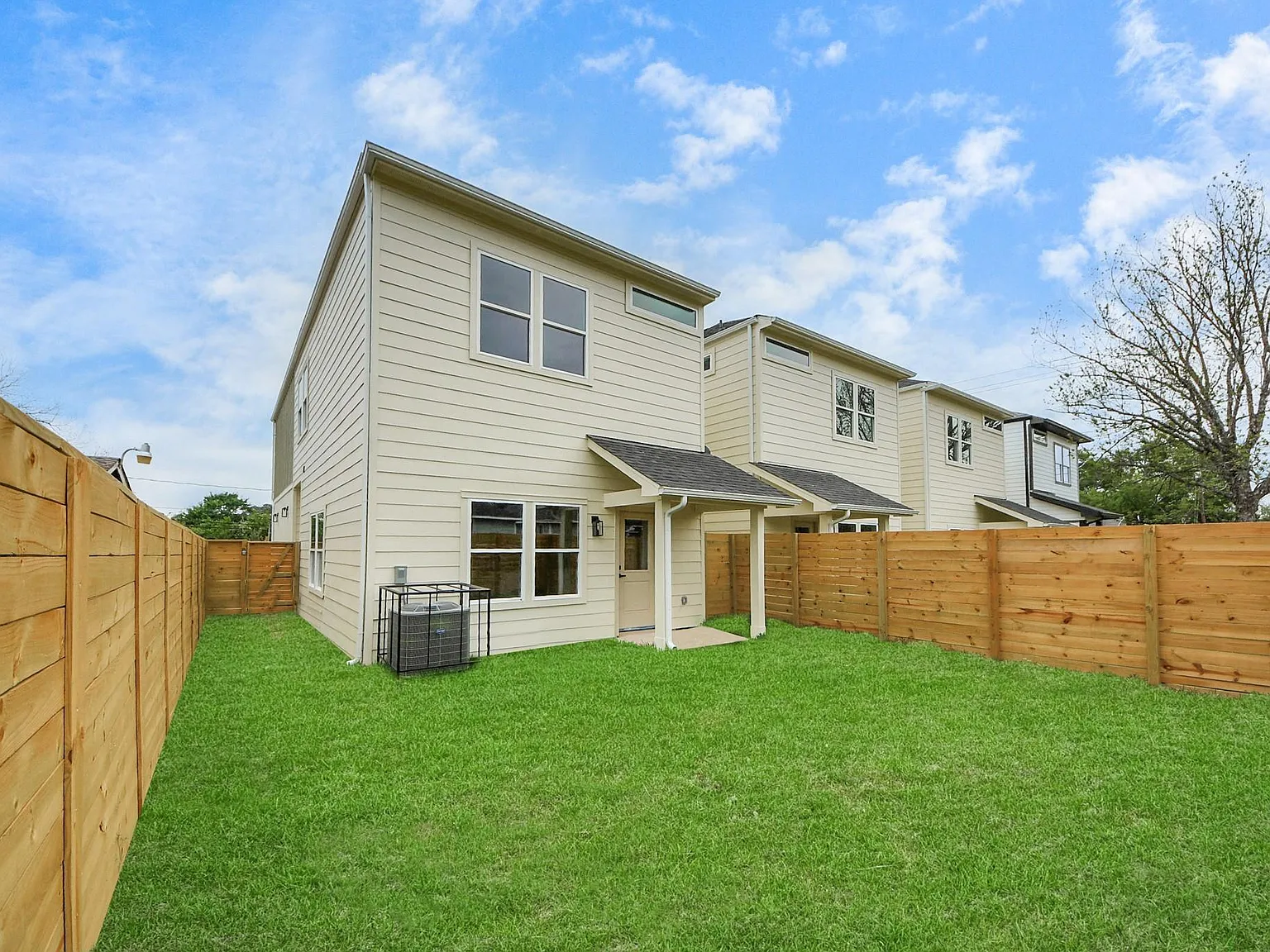 3 bed, 2.5 bath, 1656 sqft, $1,990 — Photo 3
