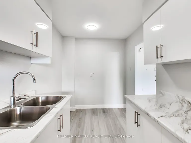 65 Thorncliffe Park Dr #907 — Photo 16