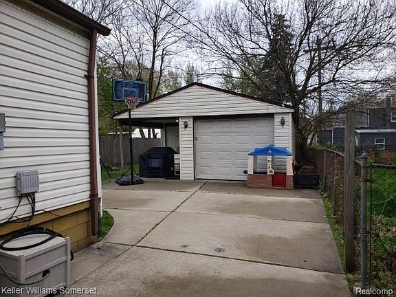3rd image of 636 E Meyers Ave