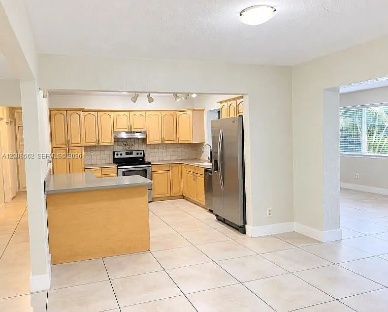 Pasadena Lakes South — Photo 4