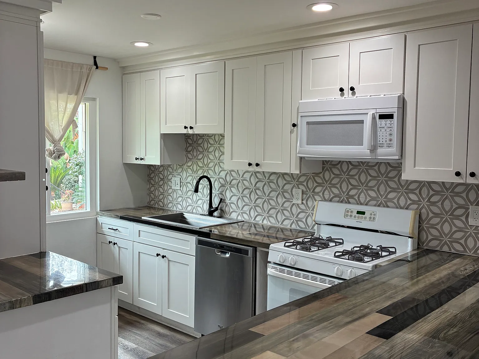3 bed, 1.5 bath, 1273 sqft, $4,100 — Photo 3