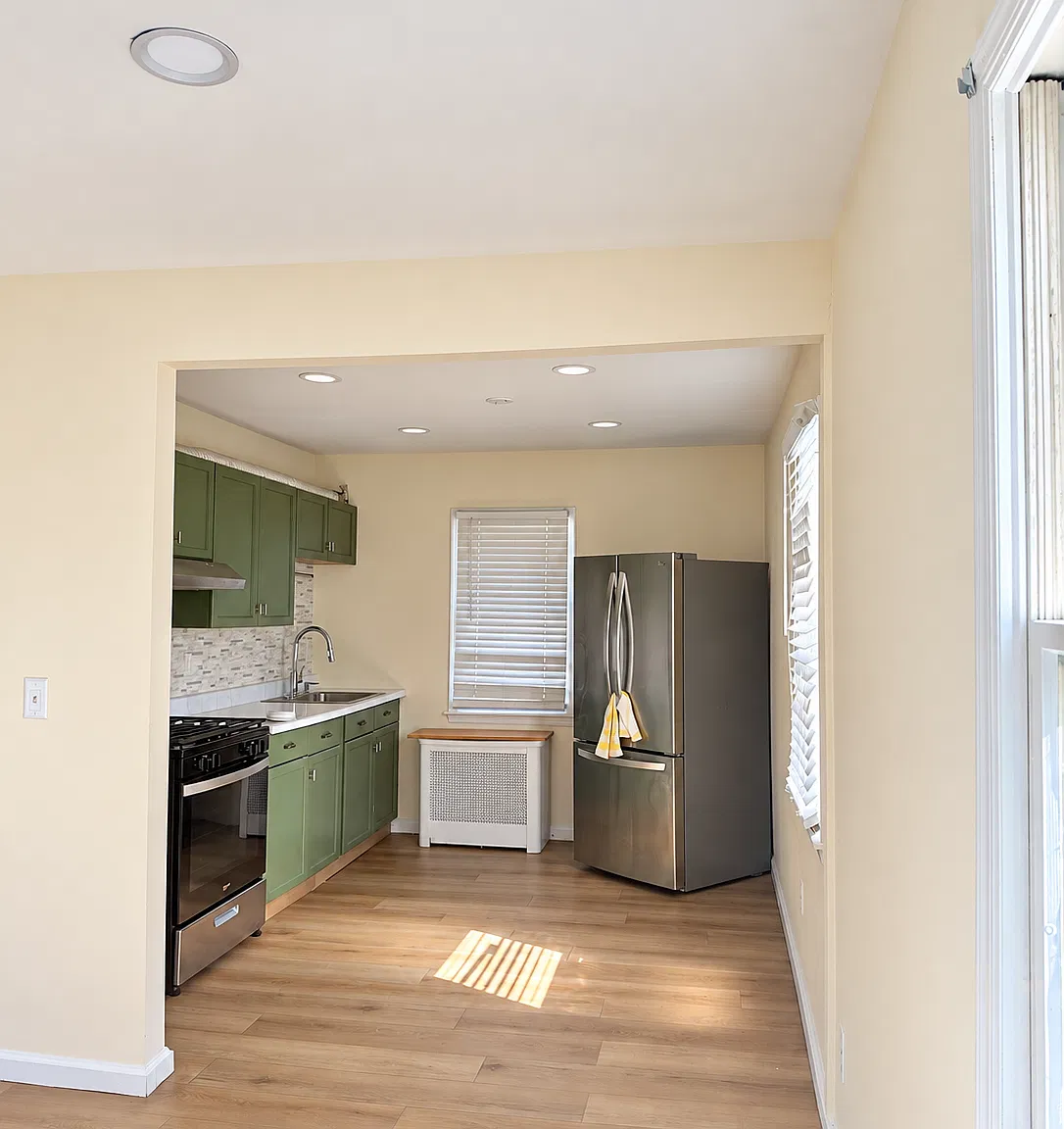 2 bed, 650 sqft, $2,300 — Photo 2