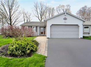 43 Ascott Ln, Webster, NY 14580