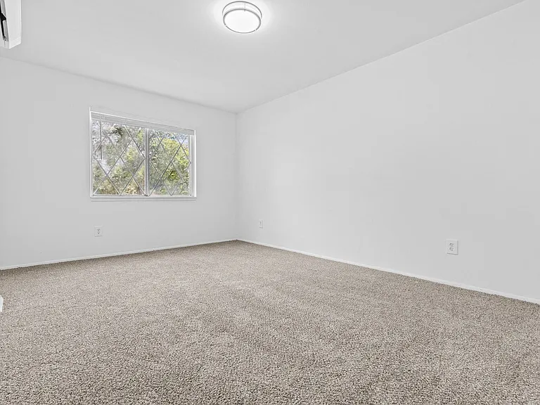 Carriage Park Apartments - Dearborn Heights, MI — Photo 18